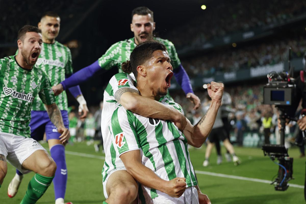 SEVILLA, 30/03/2025.- El delantero colombiano del Betis Cucho Hernández celebra su gol durante el partido de la jornada 29 de LaLiga entre el Real Betis y el Sevilla FC, este domingo en el estadio Benito Villamarín.- EFE/ Julio Muñoz