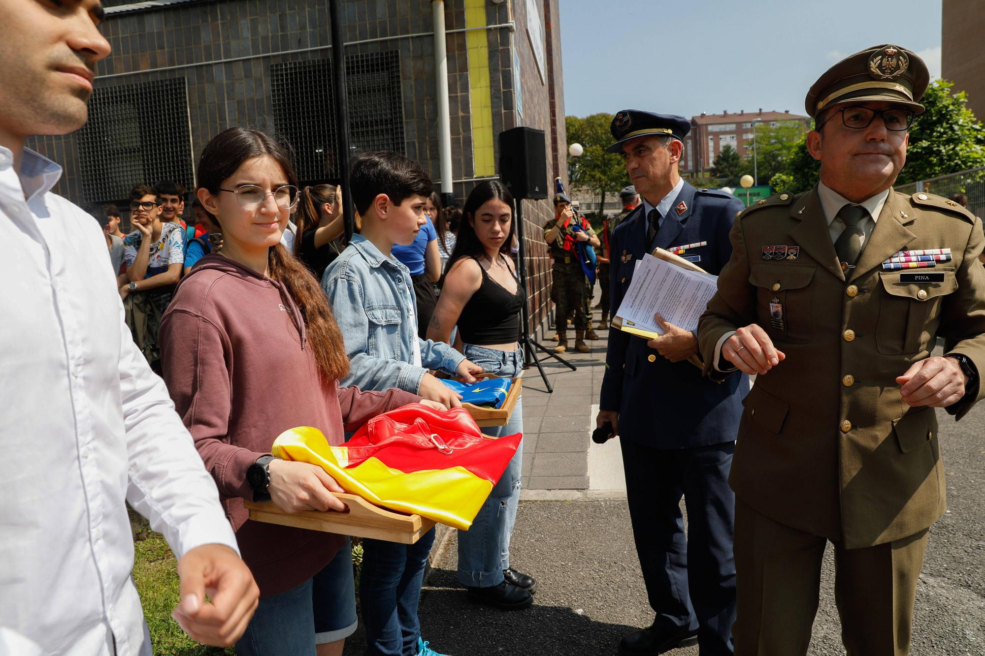 EN IMAGENES: Así fue el izado de bandera en el IES Número 5 de Avilés