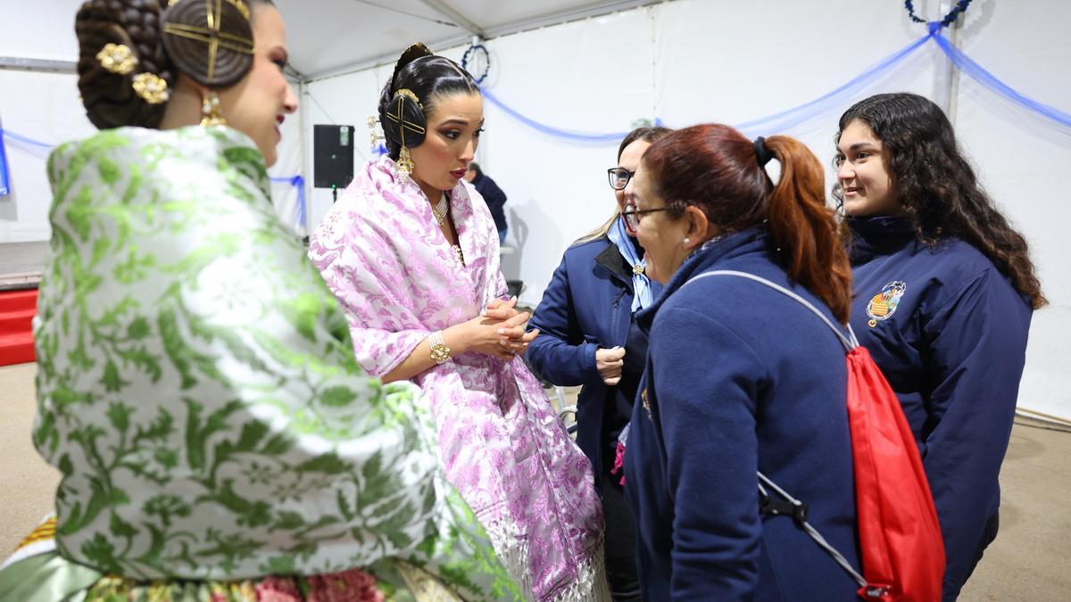 Berta y la corte visitan la renacida comisión de María Ros
