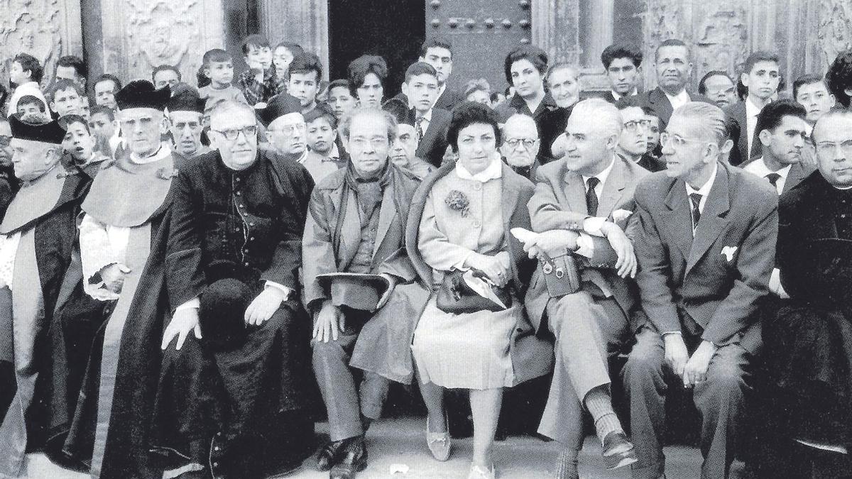 Pedro Flores, el deán Juan de Dios Balibrea y Manuel Augusto García Viñolas presenciando la procesión de Viernes Santo en Murcia en los inicios de los sesenta.