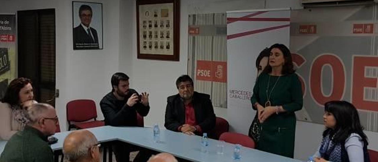 Mercedes Caballero (de pie) durante su visita a Alzira.