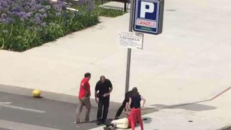 Varios agentes esposan al hombre en la entrada del parking de O Cavadelo. // FdV