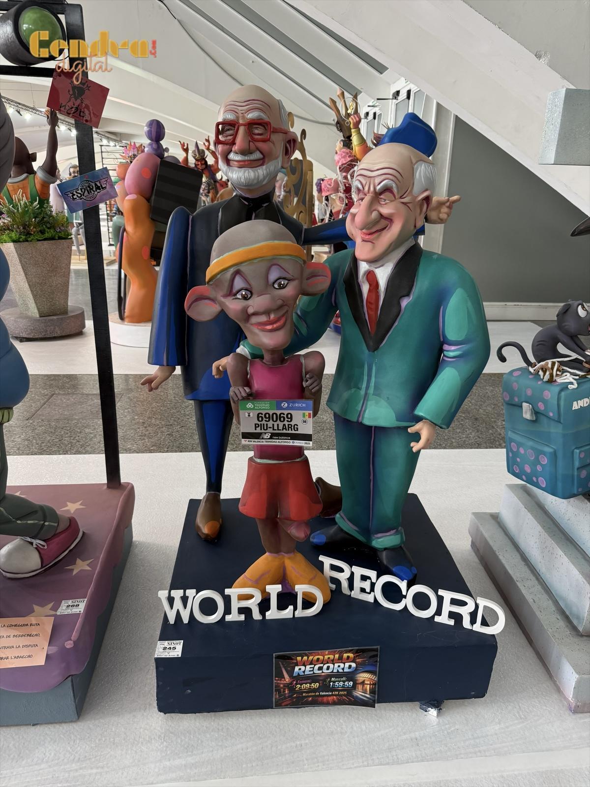 Juan Roig y Paco Borao junto a un atleta en la Exposición del Ninot