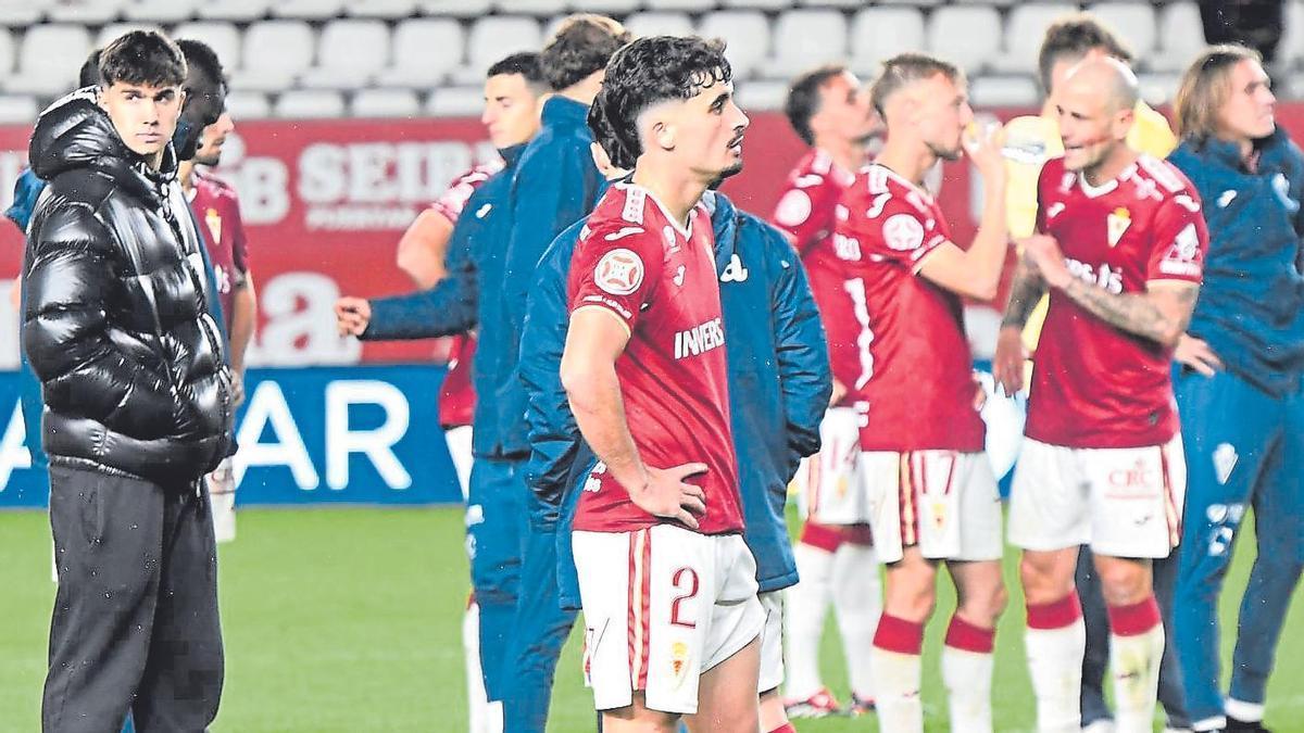 Los jugadores granas aguantan la bronca de la afición tras la derrota frente al Sanluqueño.