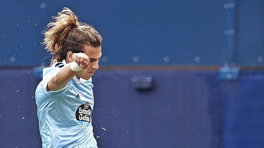 Miguel Rodríguez golpea un balón ayer en El Sadar.