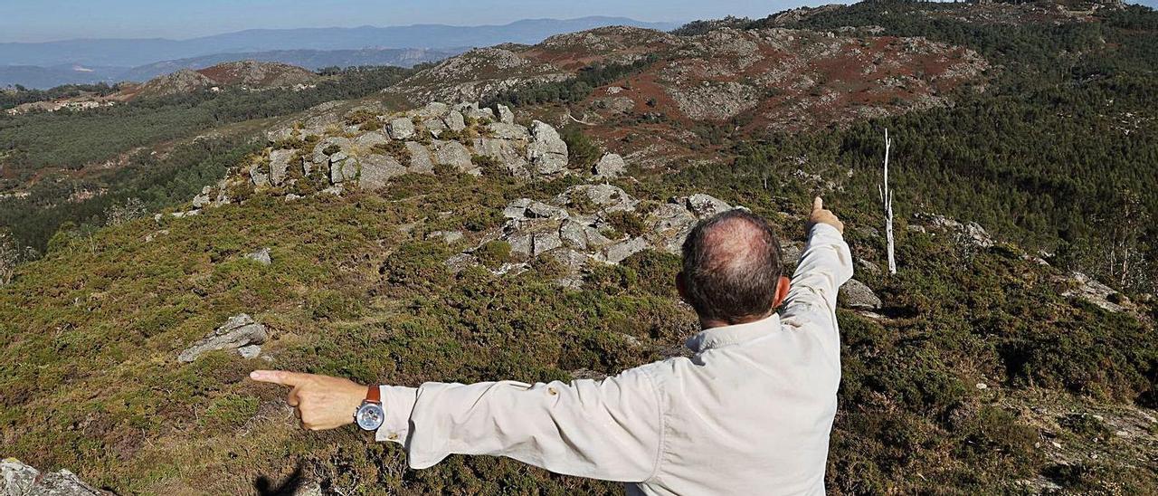 Jesús Rodríguez, portavoz de la plataforma, muestra la ubicación prevista para los molinos de A Paraguda, en una zona con vistas a todo el Val Miñor. |   // ALBA VILLAR
