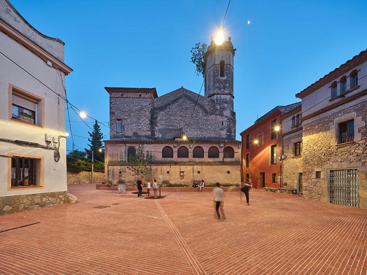 La renovada Plaça de Riells.