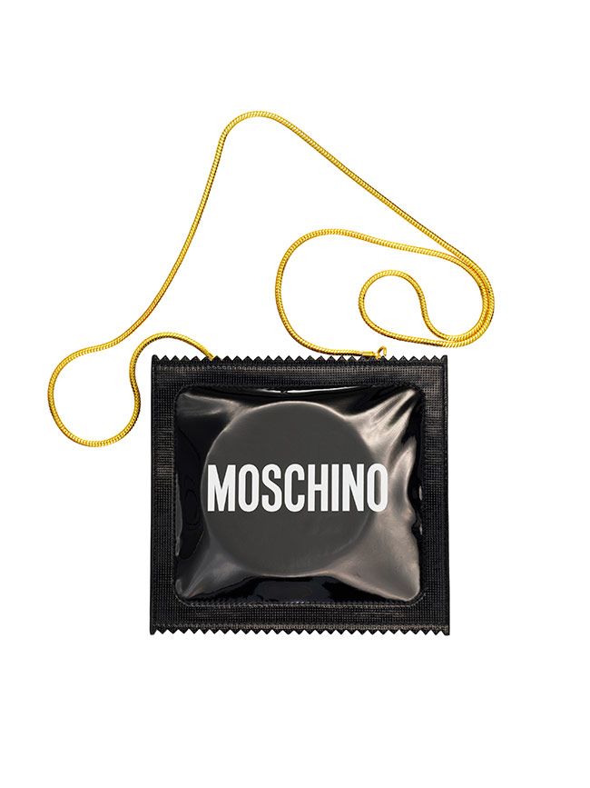 Todas las imágenes de la colección de Moschino x H&amp;M: Bolso con forma de preservativo