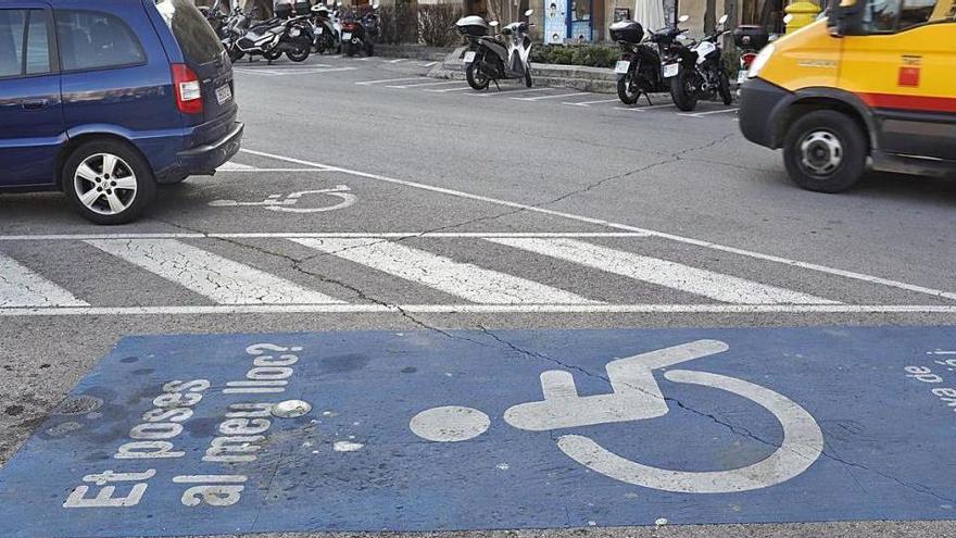 Una de les places per a conductors amb mobilitat reduïda a la plaça Catalunya