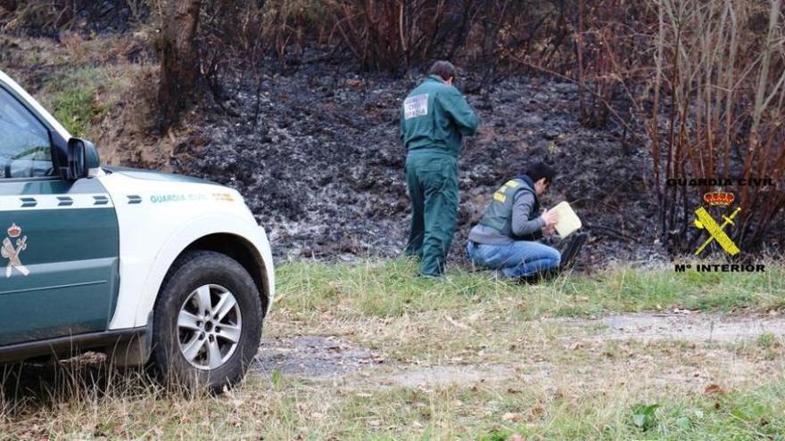 Dos guardias, investigando el origen de uno de los focos de fuego.