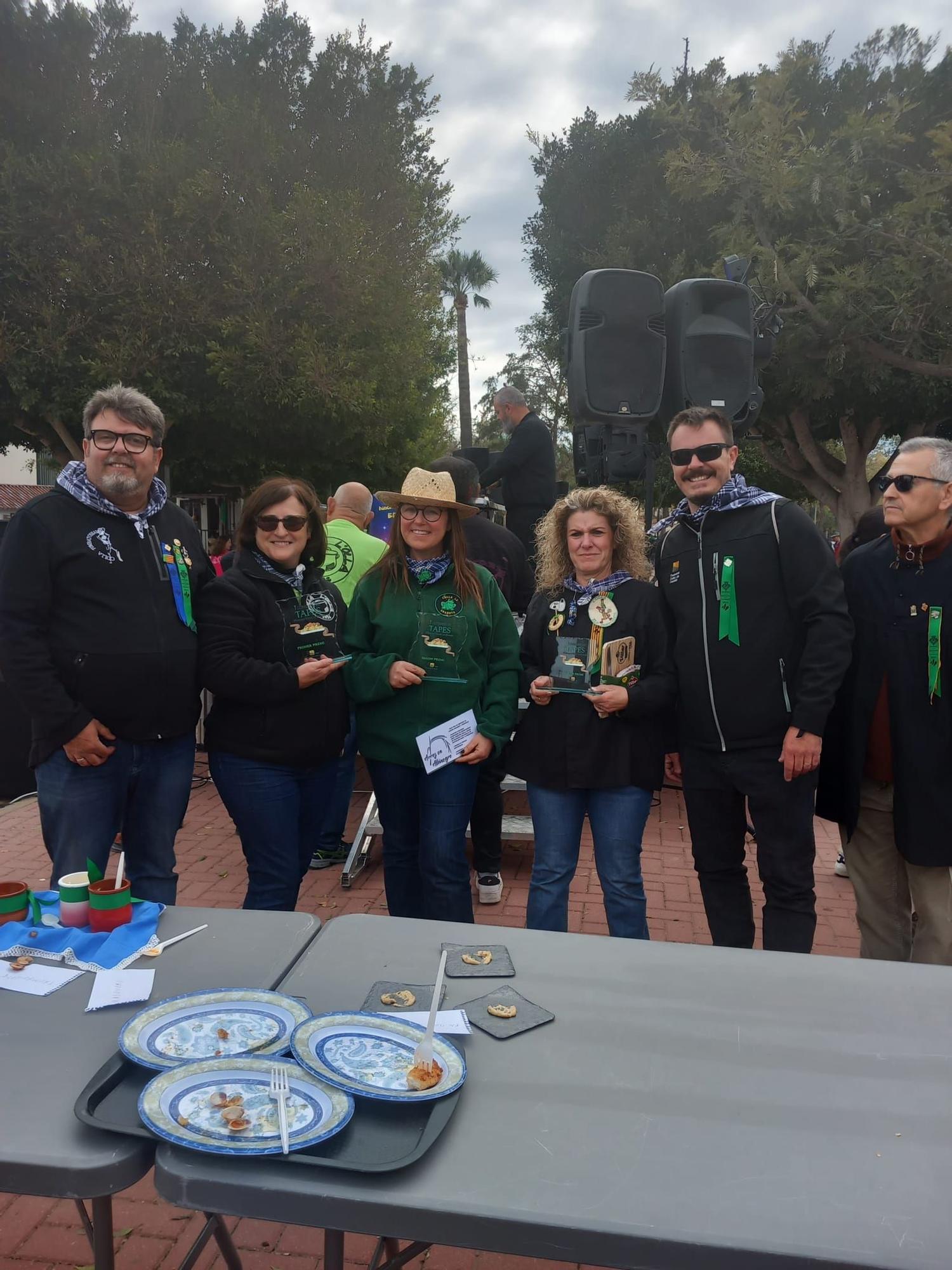 Collas ganadoras del concurso de tapas, con los trofeos.