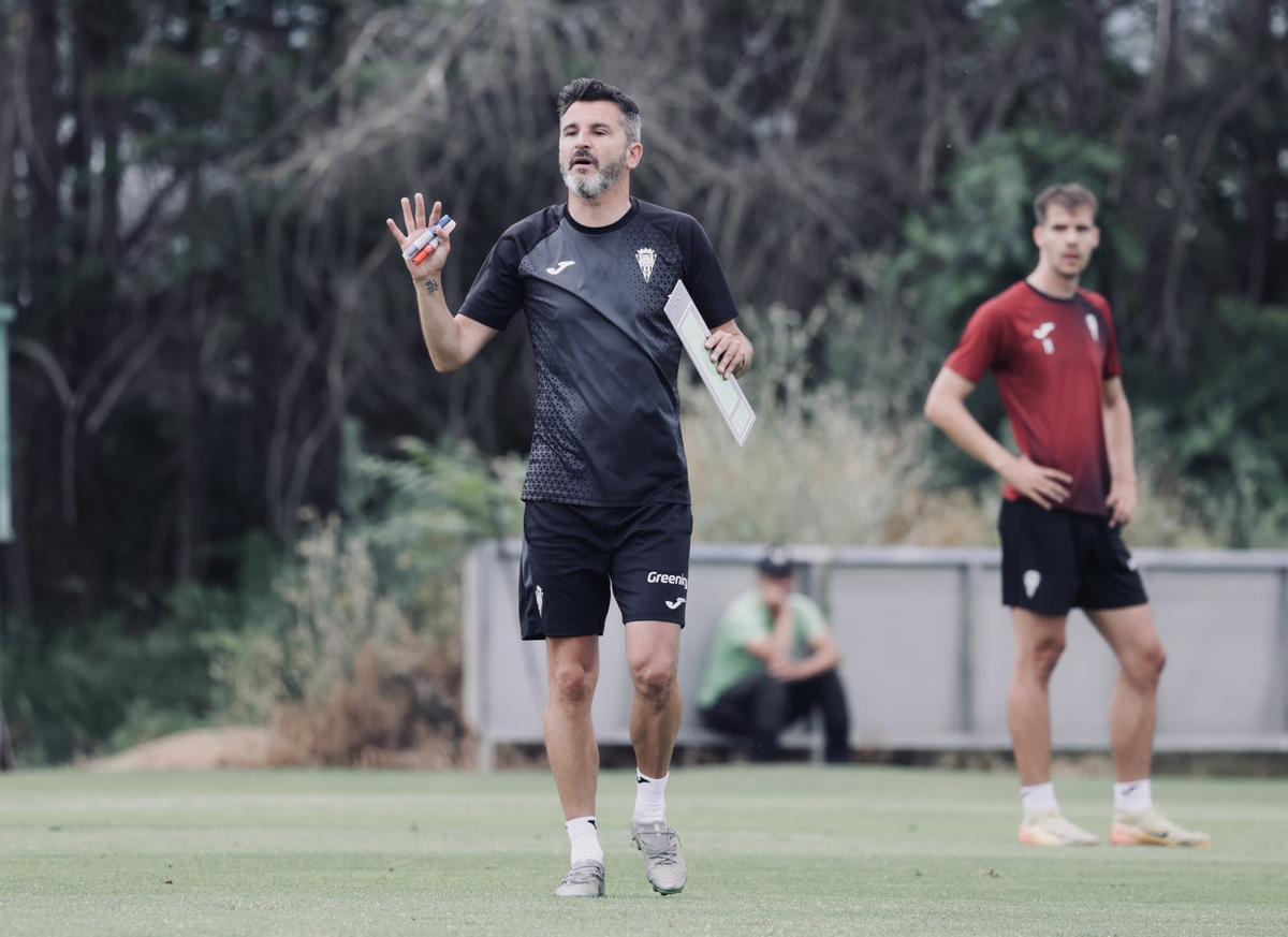 Iván Ania, durante la sesión de entrenamiento del Córdoba CF en la Ciudad Deportiva de este viernes.