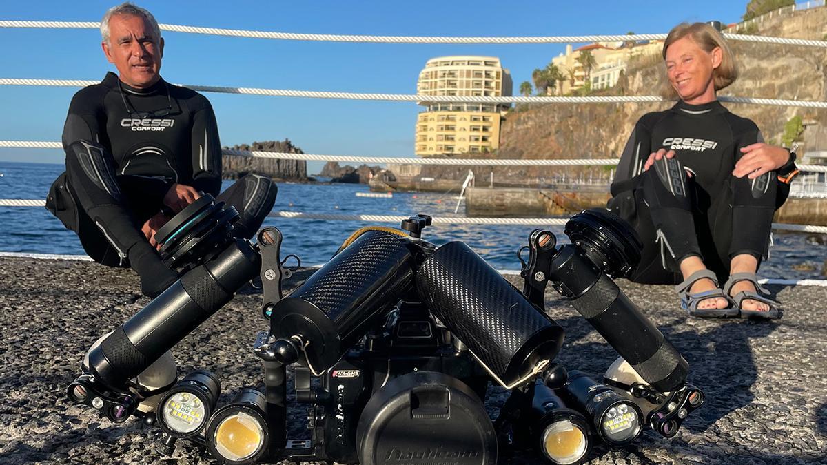 Jorge Candán y Rosa Barros en la superficie con su equipo de inmersión