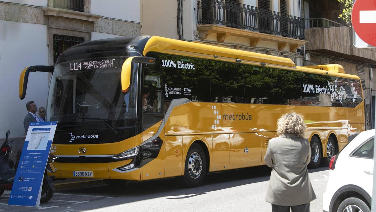 Autobús que cubre la línea Sagunt-València.