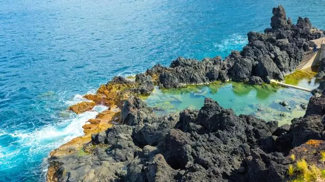 Aguas cristalinas, cascadas, piscinas volcánicas y lagunas encadenadas: siete piscinas naturales gratis en España