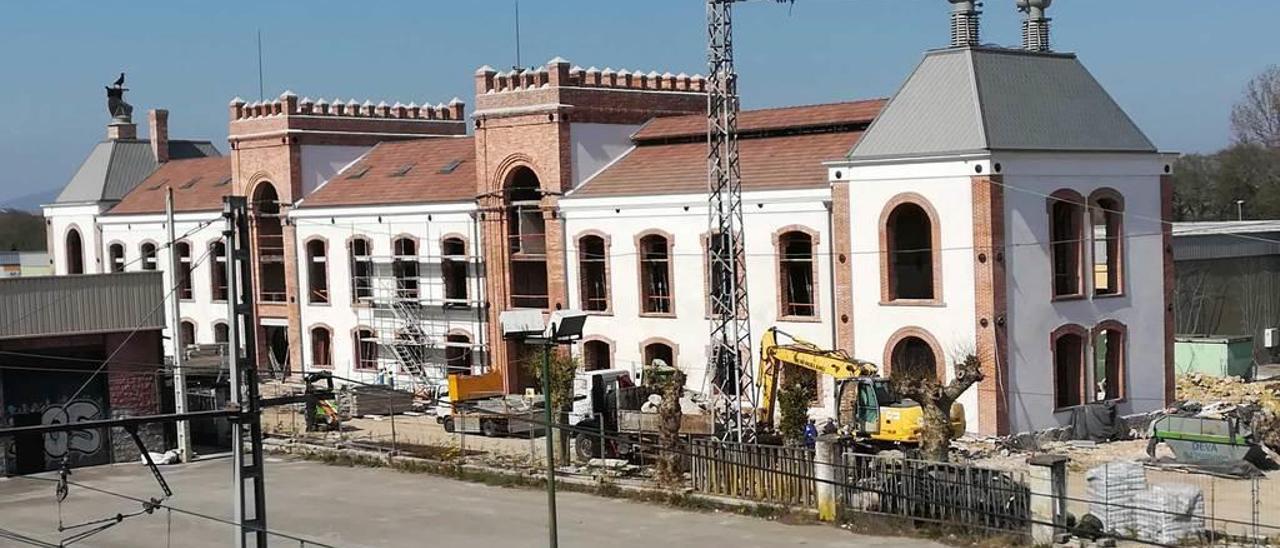 Las obras de rehabilitación de la antigua fábrica de cerveza de El Águila Negra, ayer.