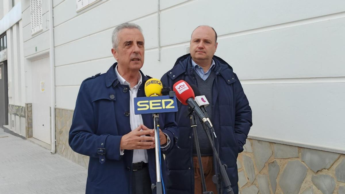 Juan Pérez y César del Espino atienden a los medios de comunicación.