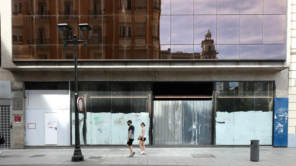 Obras en la antigua sede del BBVA, en la Plaza España de Zaragoza.