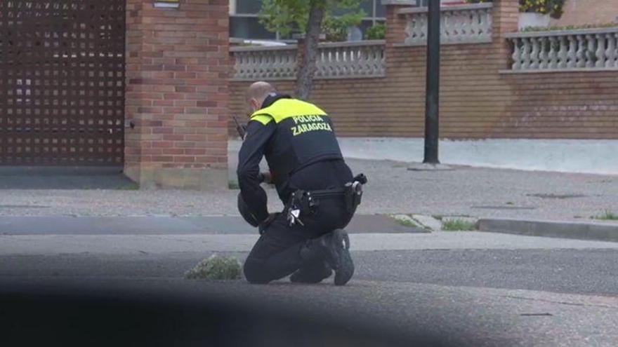 Emocionado homenaje de la Policía Local de Zaragoza a &quot;los que ya no pueden estar en los balcones&quot;