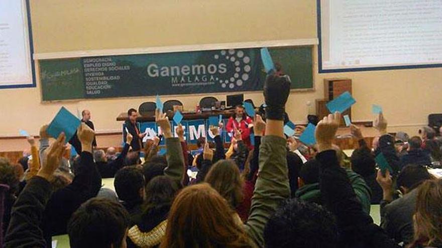 Militantes de Ganemos votando en la Asamblea Constituyente del pasado sábado.