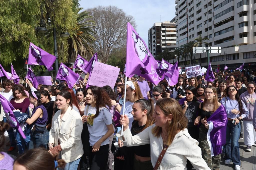 Las estudiantes toman las calles de València en el 8M