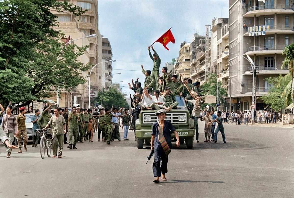 Os khémer vermellos entrando en Phnom Penh (1975).