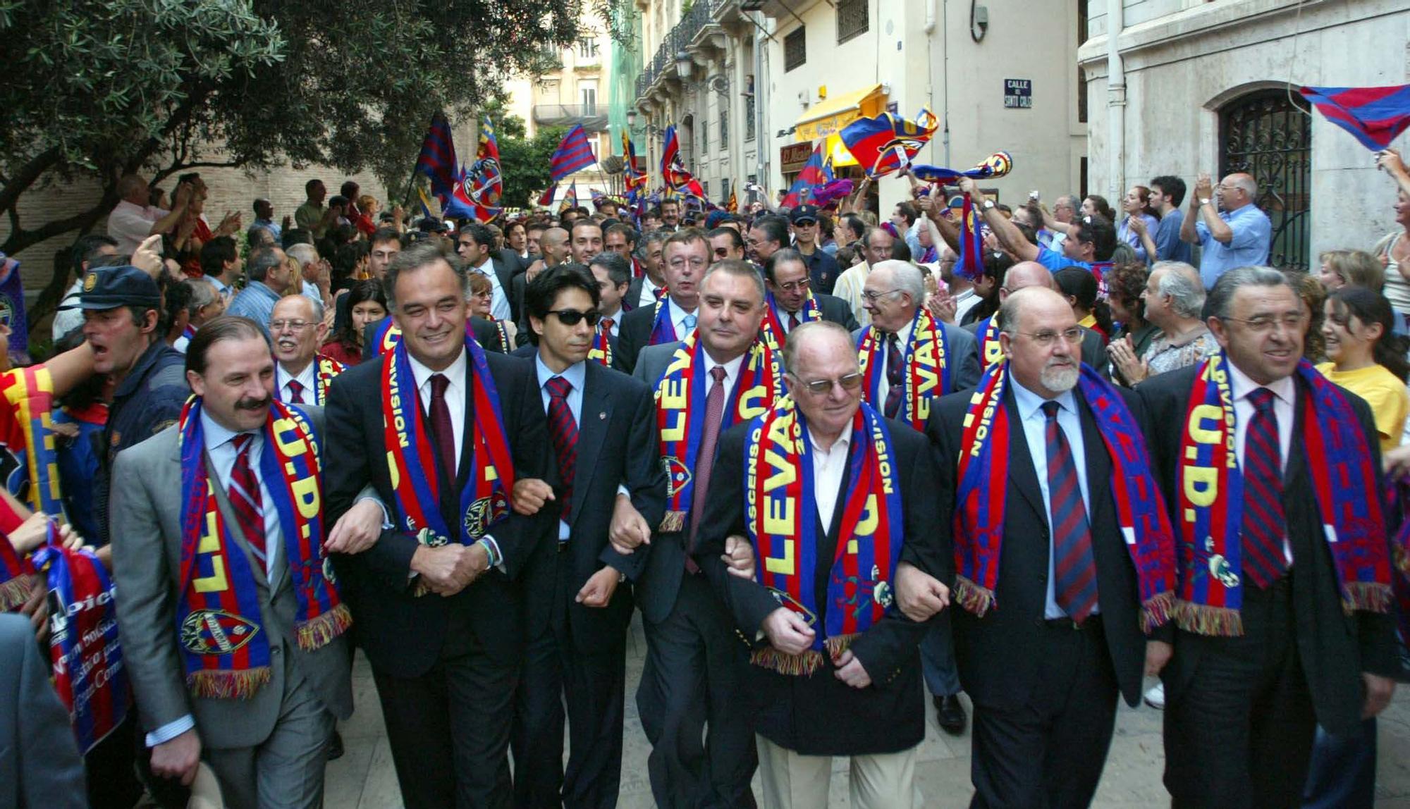 Rememora anteriores ascensos del Levante con imágenes ya históricas