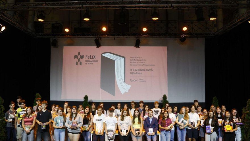 Los alumnos del Montedeva, ayer, en la exposición de su trabajo. En primer fila, por la izquierda, Paula González, Gabriel Enríquez, Daniela Fernández, Haizea Pérez, Carla Barrero, Álvaro Martín, Juan Coll, Kira Ustymenko, Andrea Menéndez, Fernando Muñiz, Carmen Prado, Sergio Valdés, Catalina Álvarez, Gael Méndez, Noemí Martínez, Aitana Truébano, Andrea Sánchez Alpérez, Brisa Aguirre y Paula Tuero. En la segunda fila: Alejandro Moreno, Miguel del Barrio, Andrea Sánchez Plaza, Claudia Busto, María Jiménez, Lucía Meana, Irene Vázquez, Daniela Lorenzana, Celia López, Ángela Formoso, Carlota Concha, Miguel Alonso, Nora Llanderrozos y Claudia García. Y al fondo, Mauro Cano, Nel López, Laura Flórez, Alba Díez, Natalia Labes, Juncal Paredes, Cristina Lana, Carolina Méndez, Rosana Llanos, Sergio Lorenzana, Miguel Marcos, Daniela Menéndez y Mario Martín. | ÁNGEL GONZÁLEZ