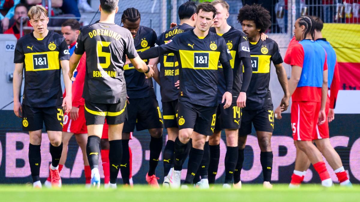 Los jugadores del Dortmund celebrando uno de sus goles ante el Friburgo