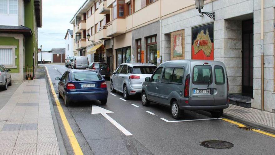 Los nuevos aparcamientos señalizados al inicio de la calle Santa Rosa.