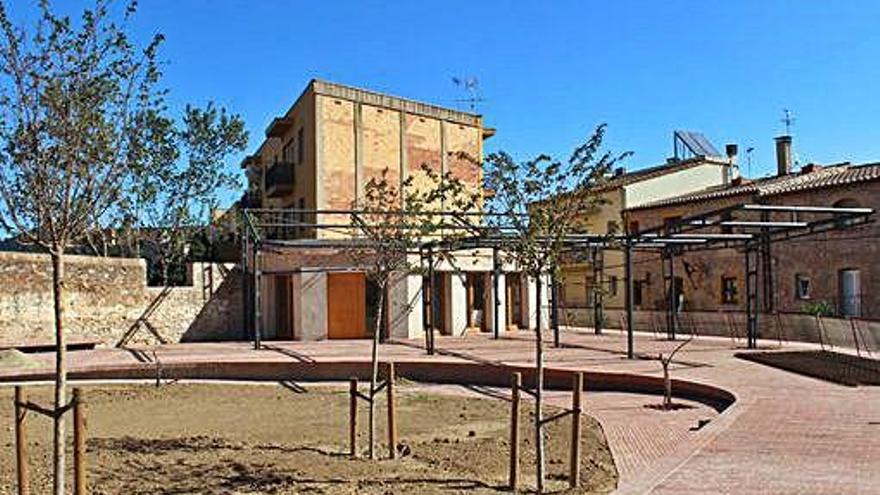 Detall de les obres del Cau del costat del carrer Figueres amb la nova pèrgola i l&#039;edifici polivalent.