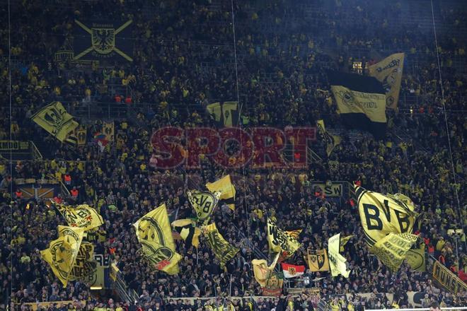 Los aficionados del Borussia Dortmund animando a su equipo en el partido contra el FC Barcelona de Liga de Campeones, disputado en el Signal Iduna Park en Dortmund.