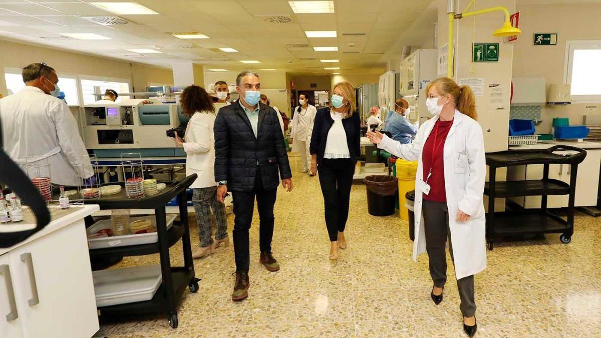 El consejero de Presidencia, Elías Bendodo, visitando el Hospital Costa del Sol.