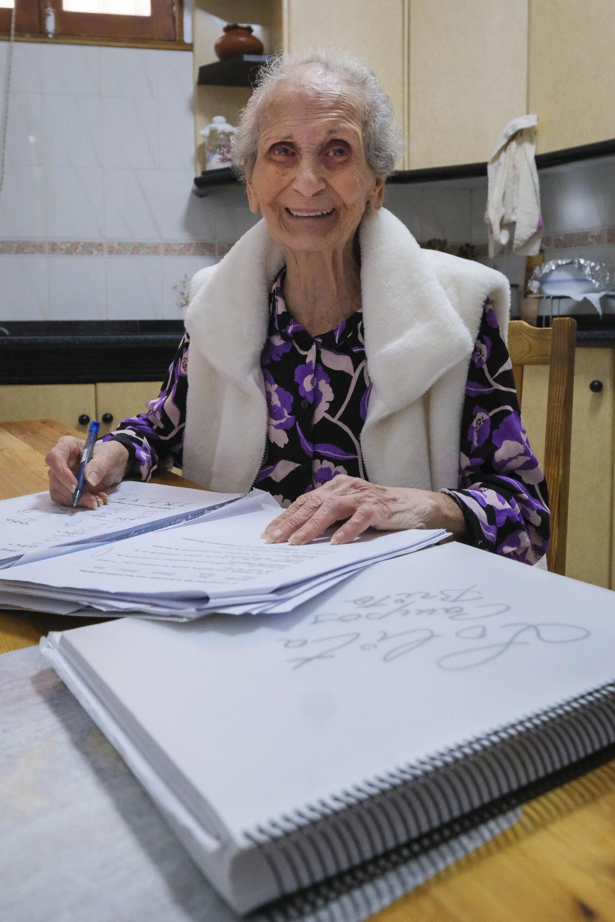 Dolores Campos Brito, de 92 años, en su casa con sus apuntes de clase.