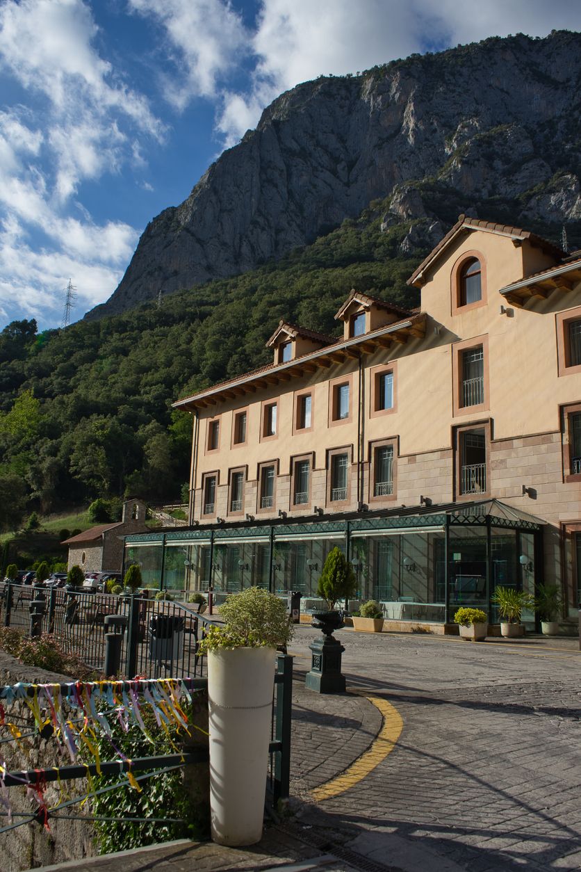Entrada al Hotel Balneario La Hermida.