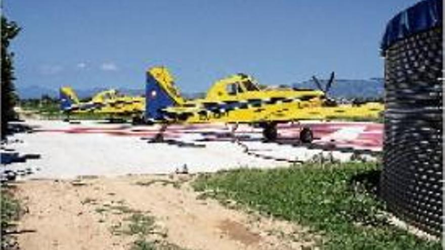 Un dels avions contra incendis que hi ha a la base d&#039;Empuriabrava