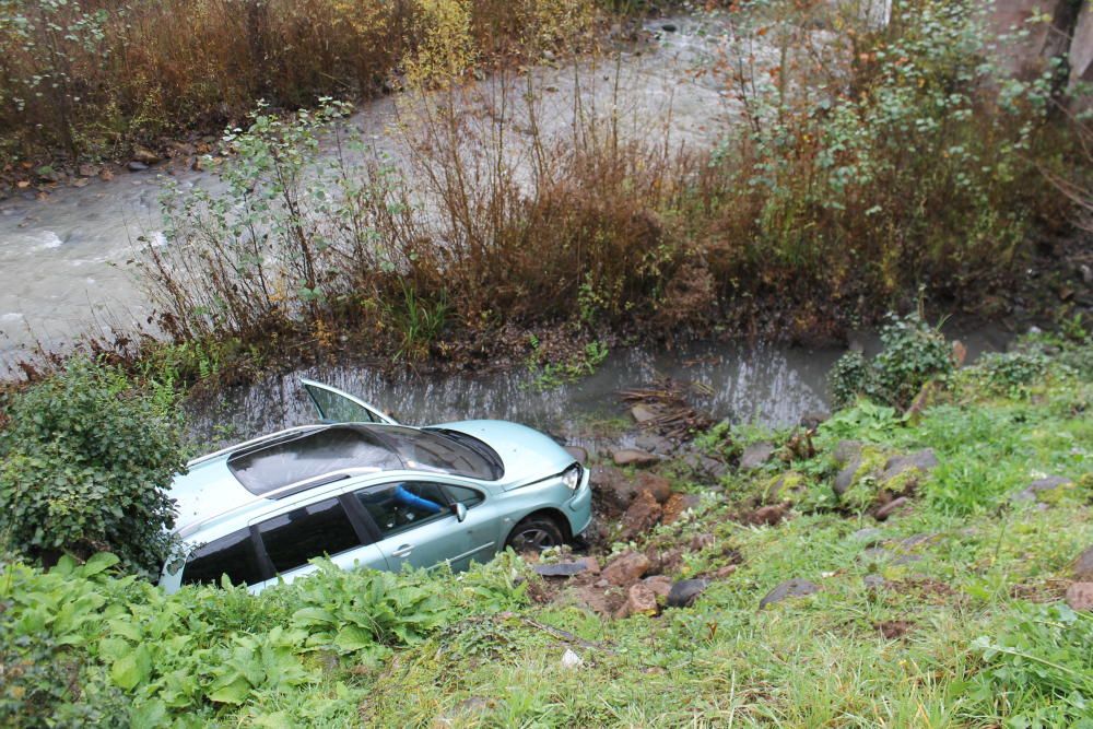 Cae un coche al río en Grado