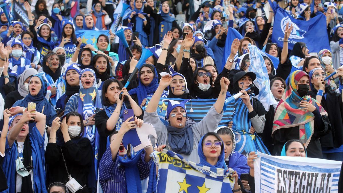 Aficionadas en un partido de fútbol en Irán