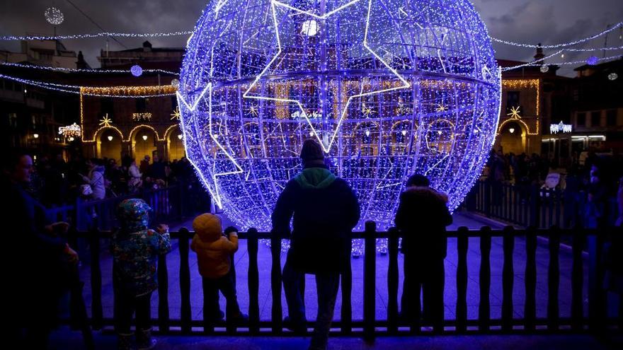 La bola gigante de Navidad en la plaza de España, el año pasado