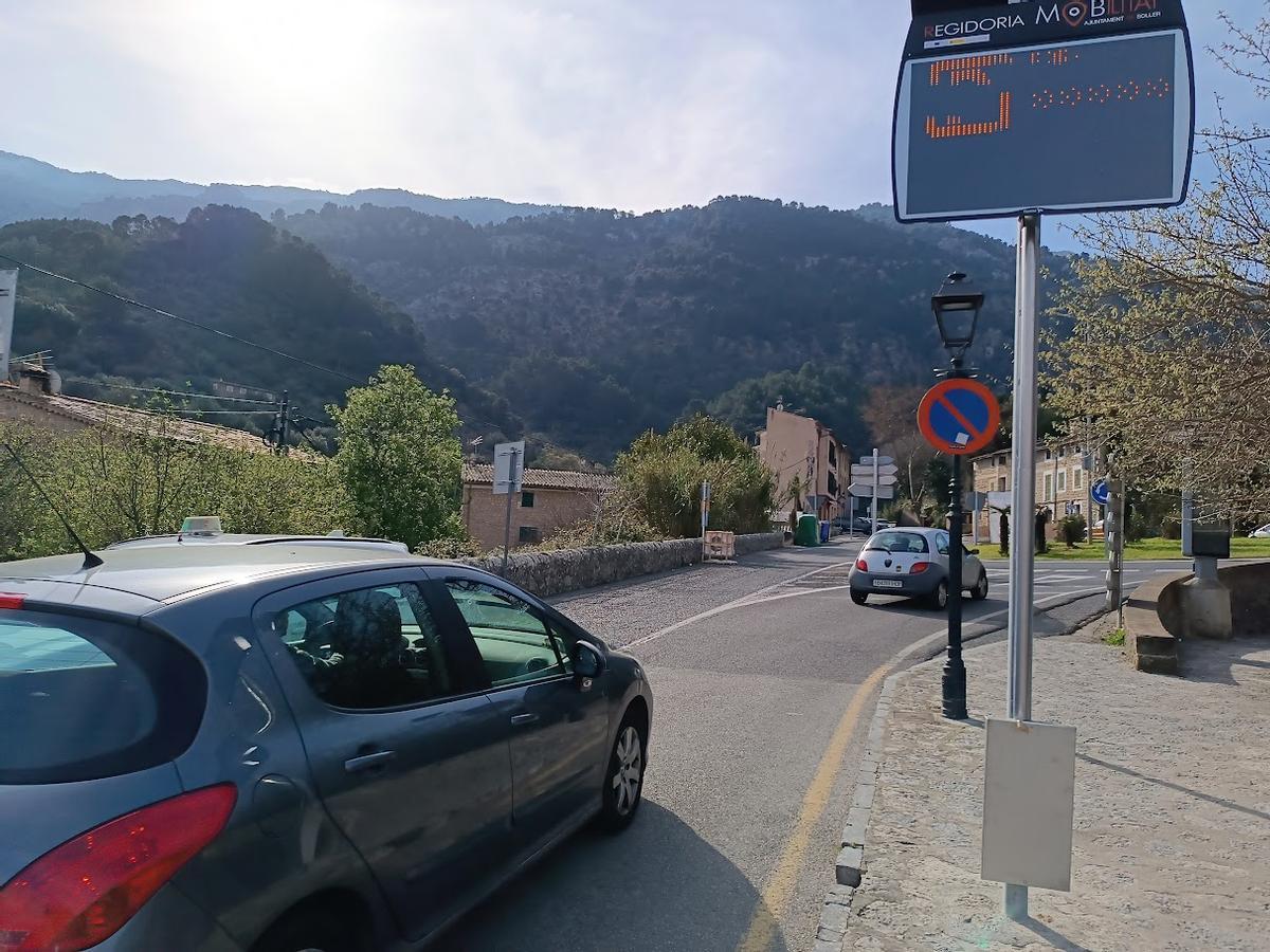 Una de las pantallas informativas ubicadas en la calle Isabel II, principal salida del casco urbano.