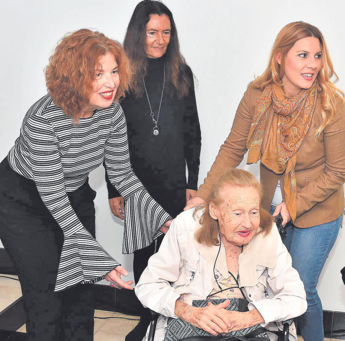 De izq. a dcha., la historiadora Ángeles Alemán, la artista Miriam Durango, la historiadora Laura T. García y la pintora Yolanda Graziani, durante el homenaje a ambas artistas, ayer, en el Centro de Arte La Regenta.
