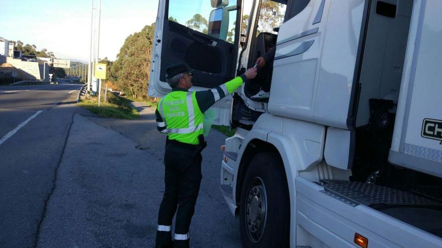 Tráfico multa cada día a más de 90 camiones por deficiencias o por saltarse las normas viarias