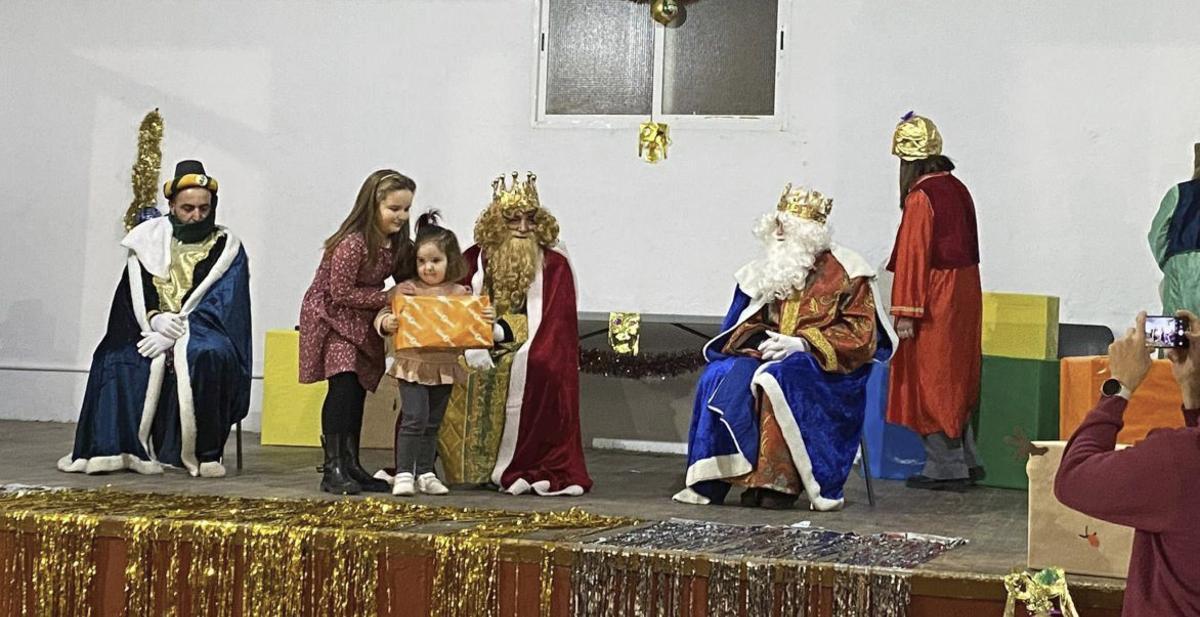 Los Reyes Magos entregaron regalos a los más pequeños en Letux.