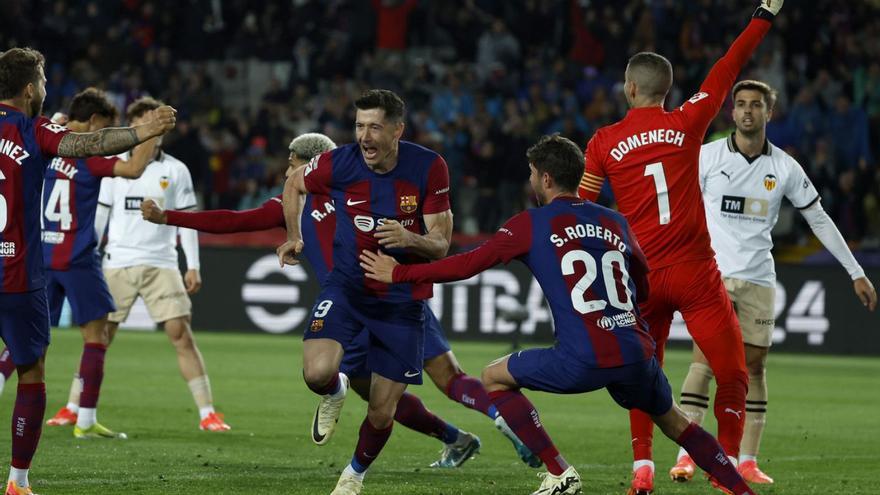 Robert Lewandowski celebra un dels tres gols que va marcar ahir al València. | LAP