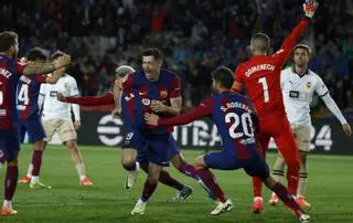 El Barça pateix i ha de remuntar per arribar segon a Montilivi (4-2)