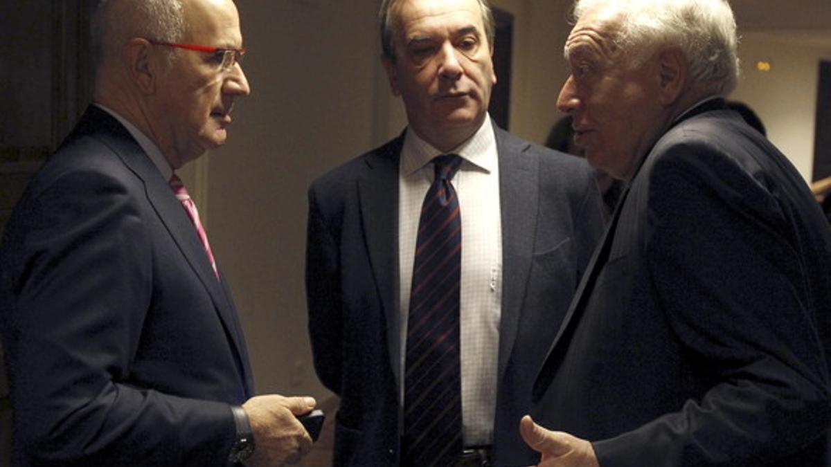 Margallo (derecha) habla con Josep Antoni Duran Lleida (izquierda) y el diputado socialista José Antonio Alonso, hoy en los pasillos del Congreso.