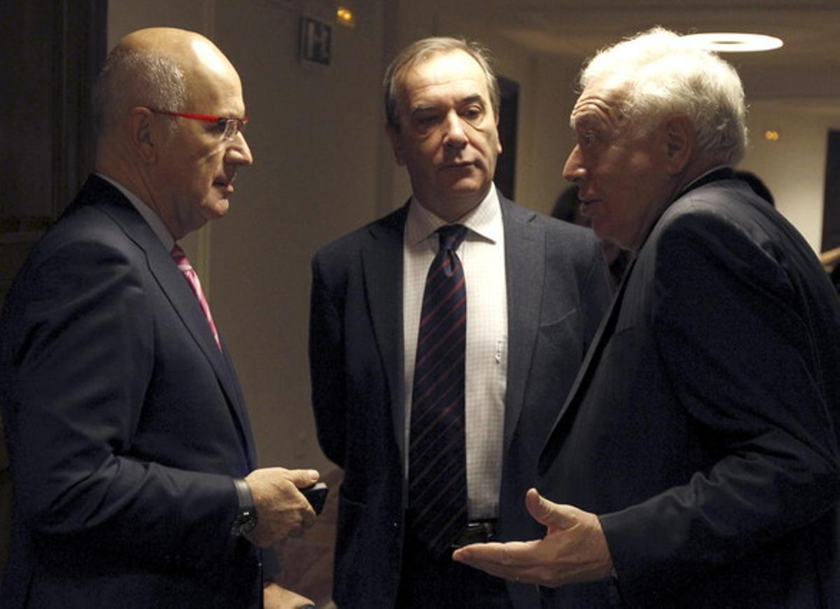 Margallo (derecha) habla con Josep Antoni Duran Lleida (izquierda) y el diputado socialista José Antonio Alonso, hoy en los pasillos del Congreso.