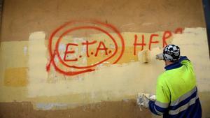 zentauroepp43156386 file photo  a municipal worker paints over graffiti reading 181031194033
