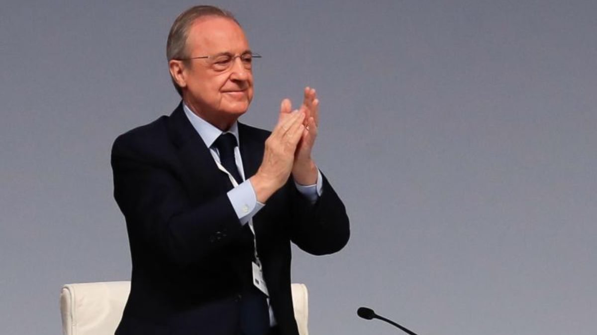 El presidente del Real Madrid, Florentino Pérez, aplaude durante las Asambleas Generales Ordinaria y Extraordinaria de socios del Real Madrid