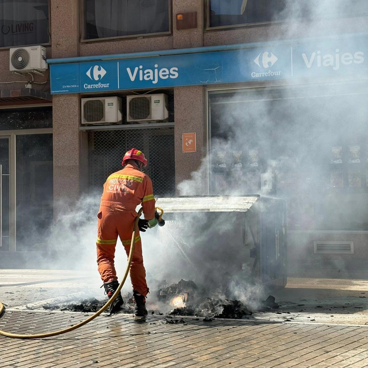 Apagan el fuego en uno de los contenedores quemados en Tavernes.